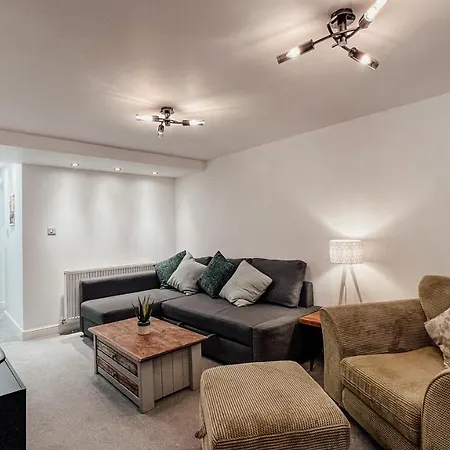 The Garden - Spacious 2 Bedroom, Central Location Apartment