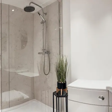 Apartment The Garden - Spacious 2 Bedroom, Central Location *