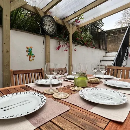 The Garden - Spacious 2 Bedroom, Central Location *
