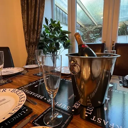 The Garden - Spacious 2 Bedroom, Central Location
