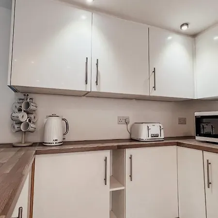 Apartment The Garden - Spacious 2 Bedroom, Central Location *