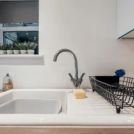 The Garden - Spacious 2 Bedroom, Central Location *