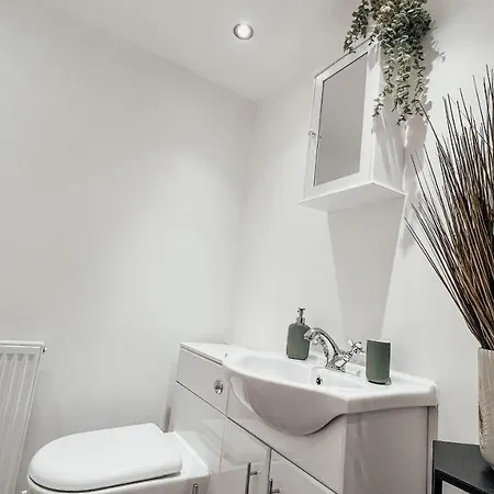 The Garden - Spacious 2 Bedroom, Central Location