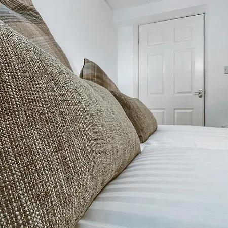 The Garden - Spacious 2 Bedroom, Central Location Apartment *
