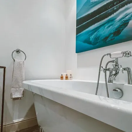 The Garden - Spacious 2 Bedroom, Central Location Apartment